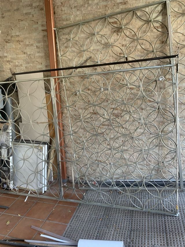 2 Rejas metálicas para jardín y una puerta