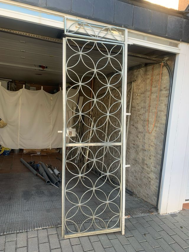 2 Rejas metálicas para jardín y una puerta
