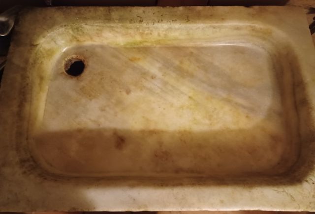 Pila antigua de mármol