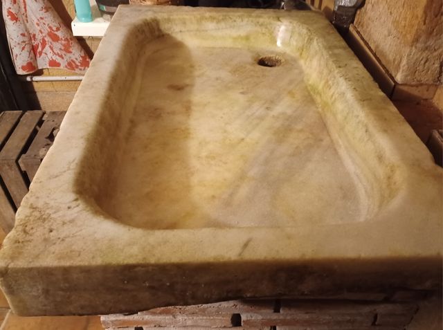 Pila antigua de mármol