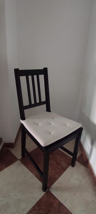6 Sillas de Ikea negra con cojín beige