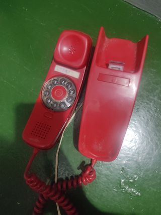 Teléfono antiguo rojo