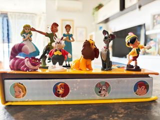 LOTE DE LIBROS INFANTILES (Con juguetes)