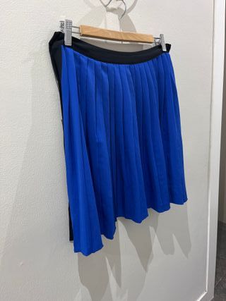 Falda plisada azul marino