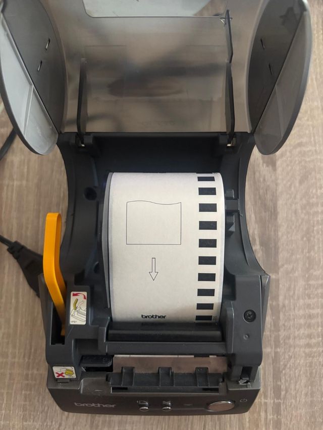 Etiquetadora Brother QL-560.