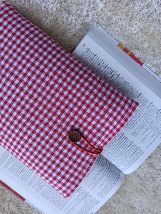 Funda libro vichy roja