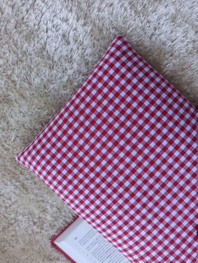 Funda libro vichy roja