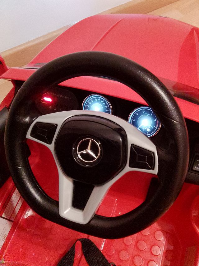 Coche eléctrico infantil Mercedes Benz