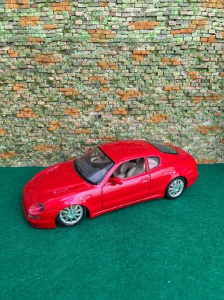 Maserati 3200GT (1998) – Escala 1:18 – Bburago