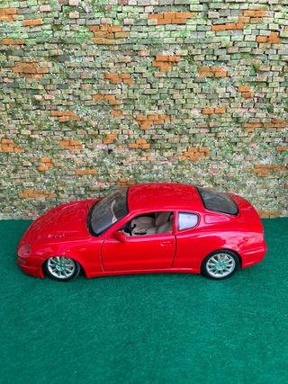 Maserati 3200GT (1998) – Escala 1:18 – Bburago