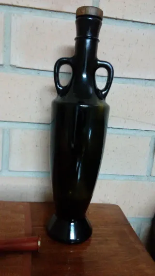 Antigua aceitera de vidrio negra