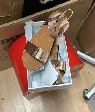 Zapatos variados de mujer y hombre
