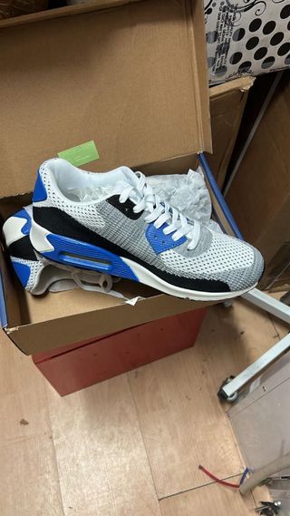 Zapatos variados de mujer y hombre