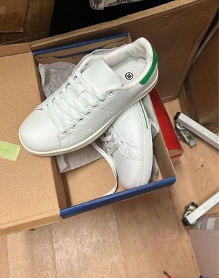 Zapatos variados de mujer y hombre