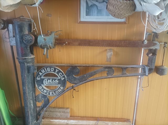 Báscula antigua de hierro - Arisó