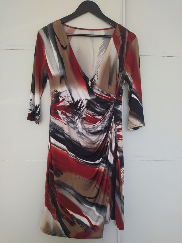 Vestido estampado marrón y rojo con drapeado