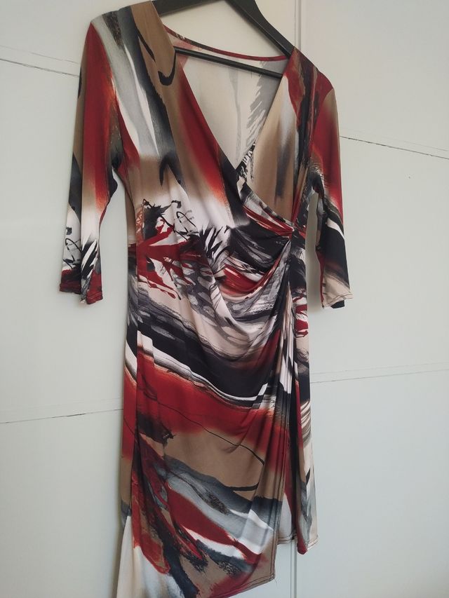 Vestido estampado marrón y rojo con drapeado