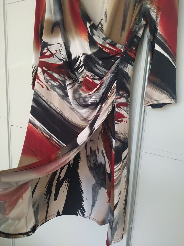 Vestido estampado marrón y rojo con drapeado
