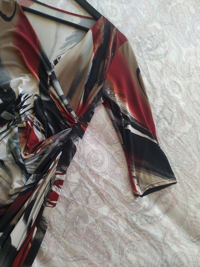 Vestido estampado marrón y rojo con drapeado