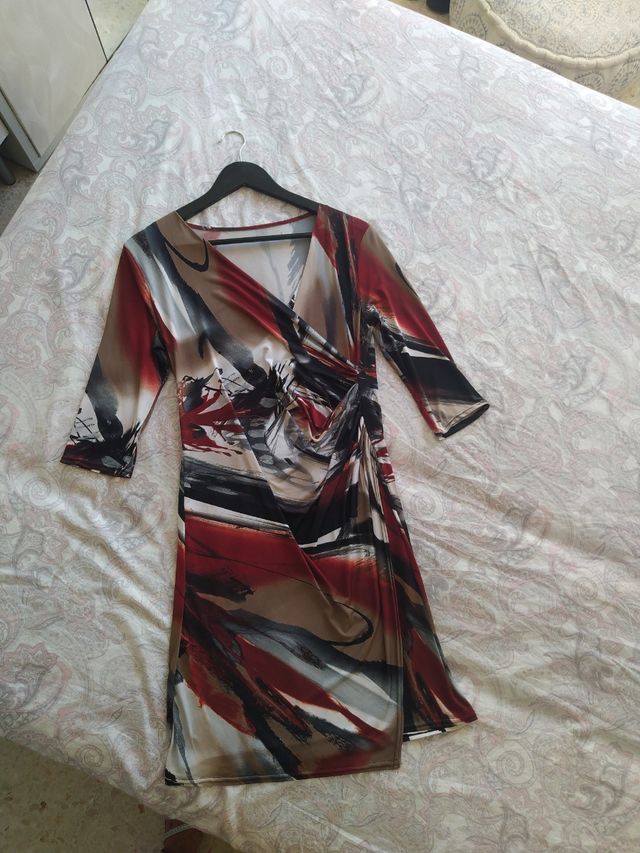 Vestido estampado marrón y rojo con drapeado