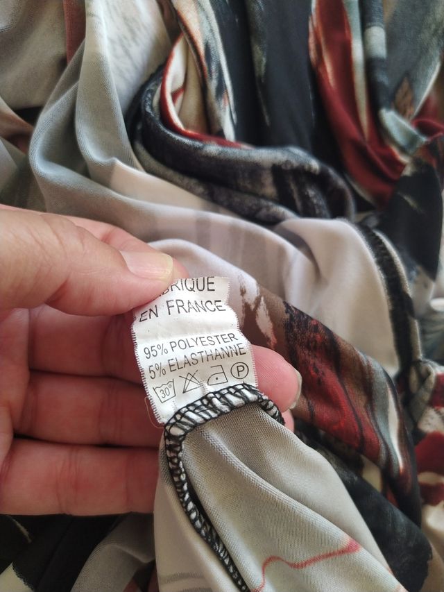 Vestido estampado marrón y rojo con drapeado