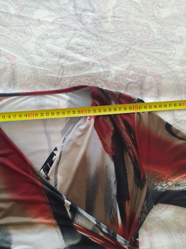 Vestido estampado marrón y rojo con drapeado