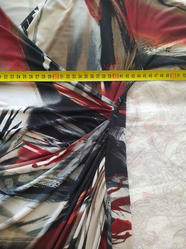 Vestido estampado marrón y rojo con drapeado