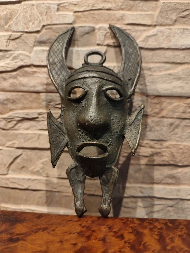 Máscara étnica bronce antiguo