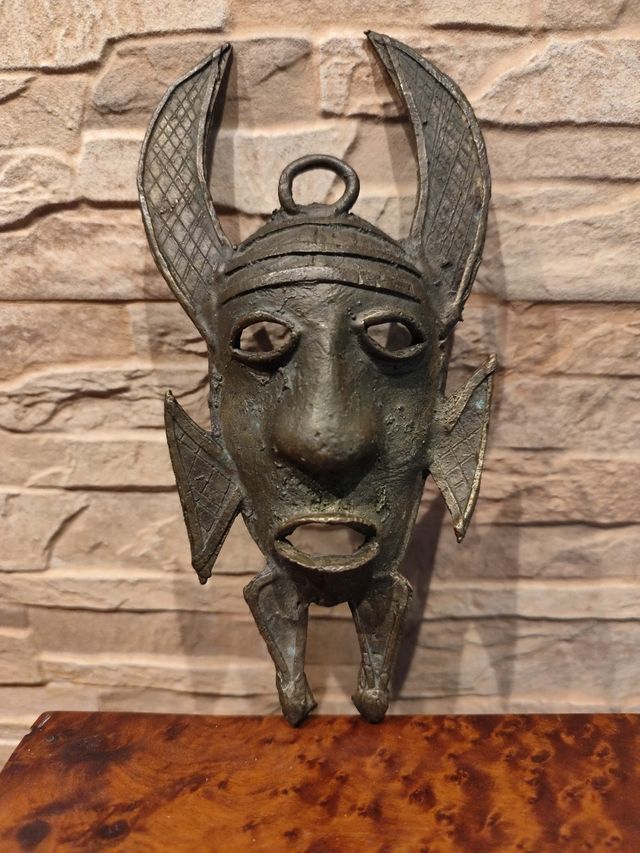 Máscara étnica bronce antiguo