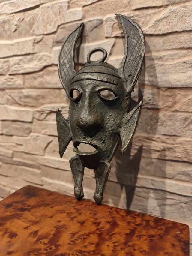 Máscara étnica bronce antiguo