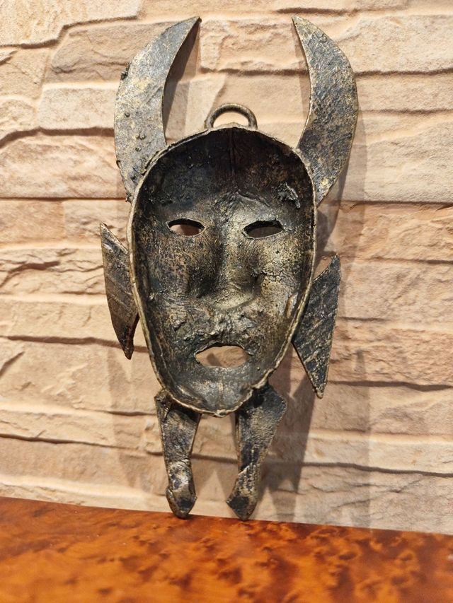 Máscara étnica bronce antiguo