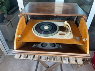 Radio Philips antigua con tocadiscos Odeon