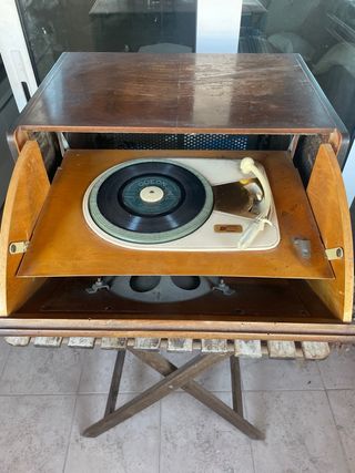 Radio Philips antigua con tocadiscos Odeon