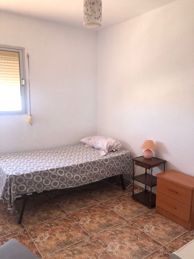 3 Habitaciones céntricas en La Línea cada  250 eur