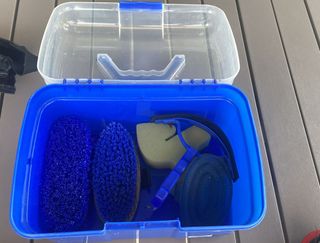 Kit aseo caballo: cepillos y accesorios