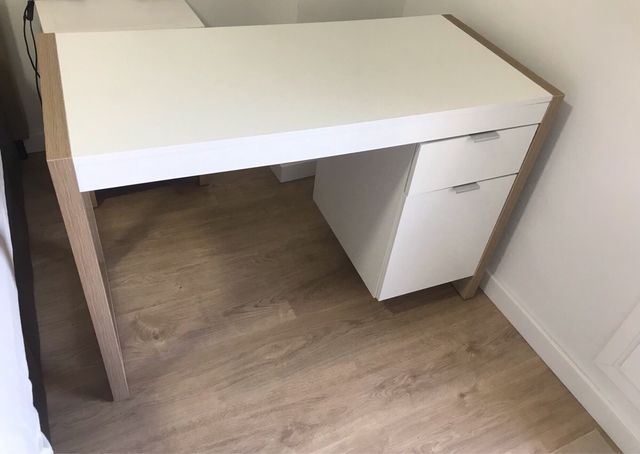 Escritorio blanco y madera