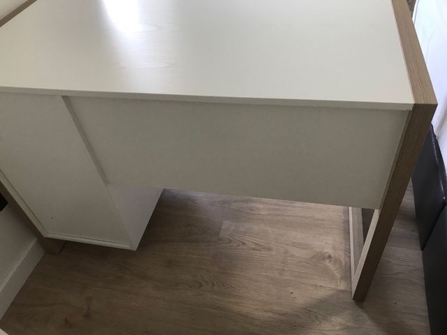 Escritorio blanco y madera