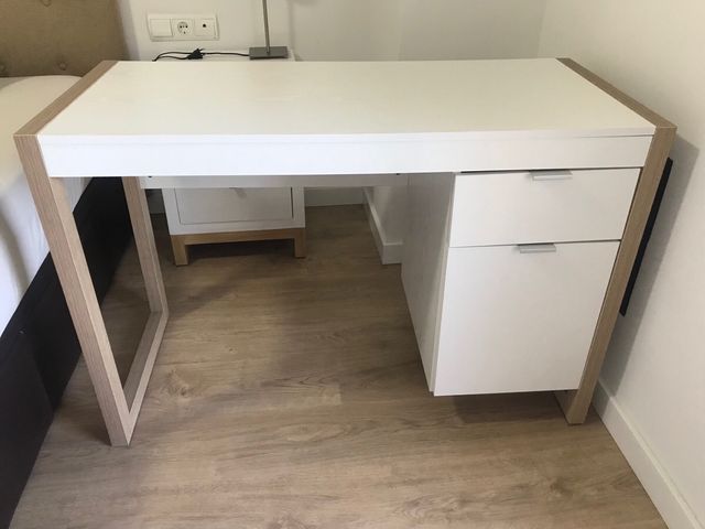 Escritorio blanco y madera