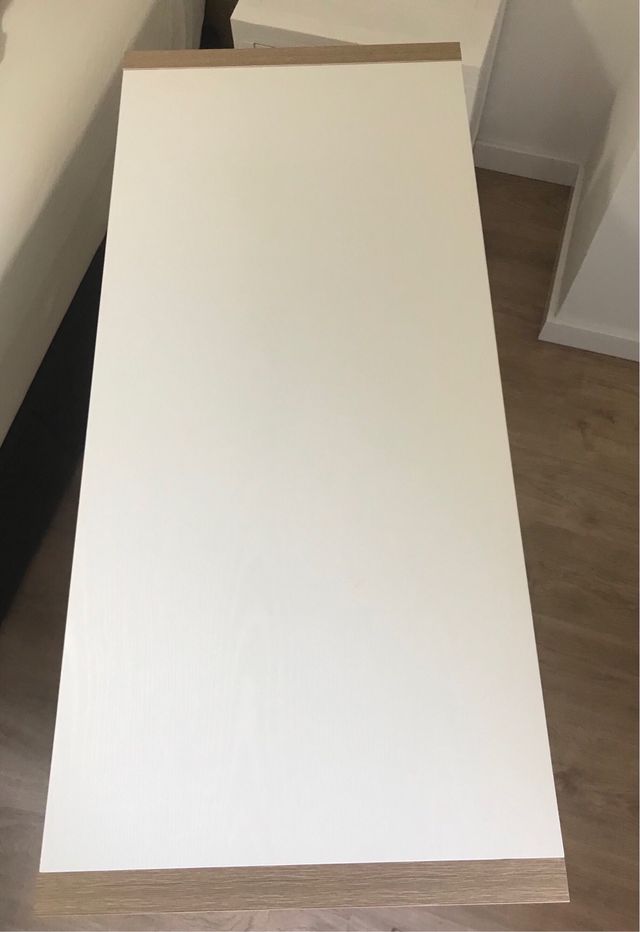 Escritorio blanco y madera