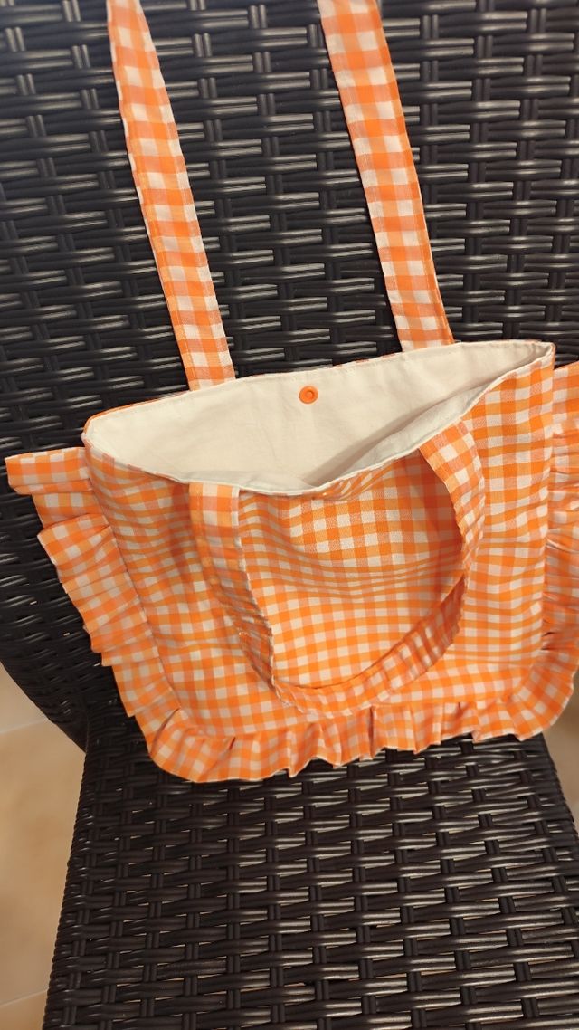 Bolsa de tela naranja y blanca