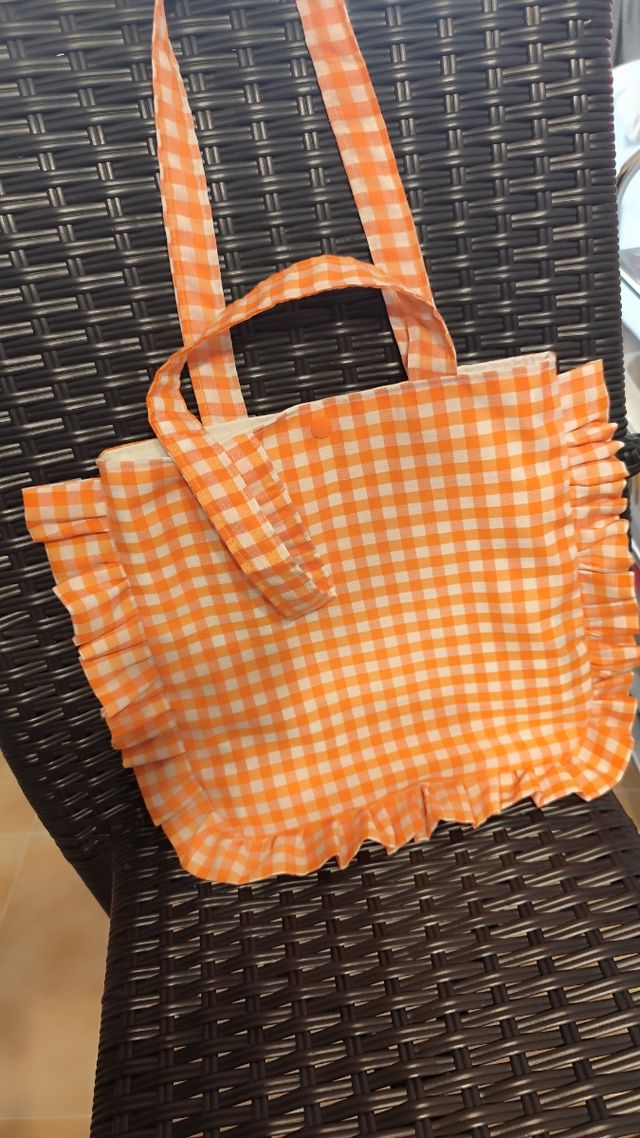 Bolsa de tela naranja y blanca