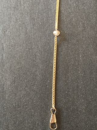 Cadena porta abanico dorada con detalles de perlas
