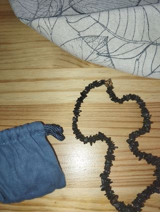 Collar de piedras negras