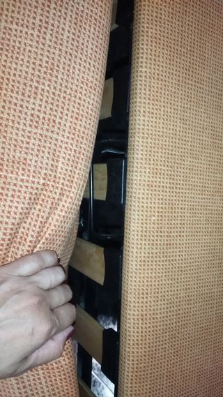 Sofá cama naranja con cojines