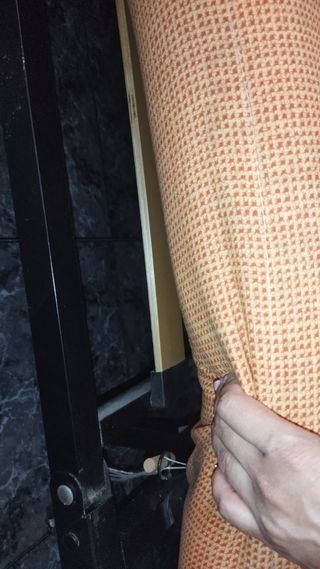 Sofá cama naranja con cojines
