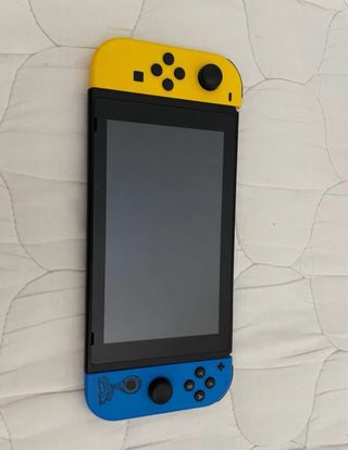 Nintendo Switch Fortnite - Azul y Amarillo