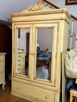 Armario de madera beige