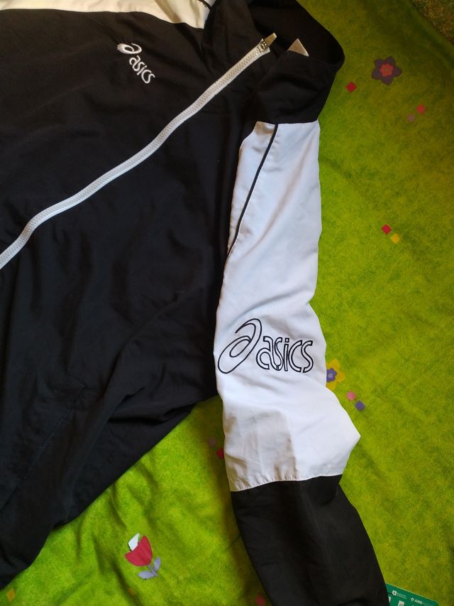 Chaqueta Asics chándal negra y blanca