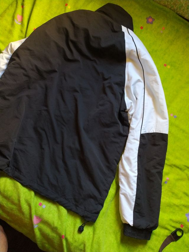Chaqueta Asics chándal negra y blanca