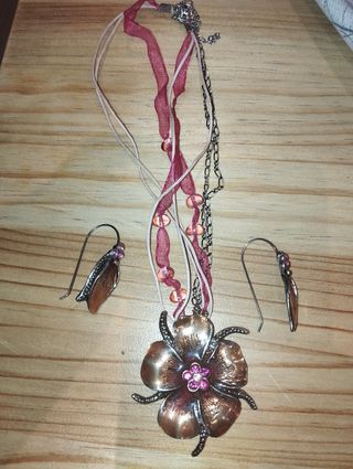 Collar y pendientes dorados y rosas